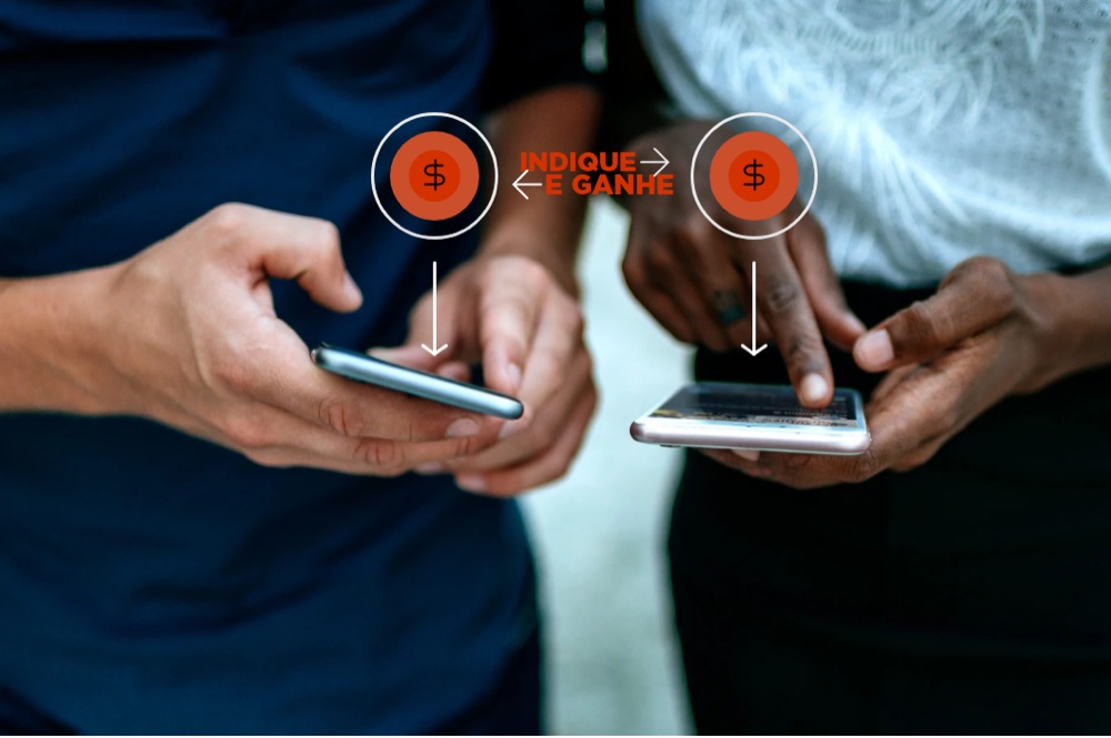 Duas pessoas usando o celular: Indique e Ganhe do Sempre Gás